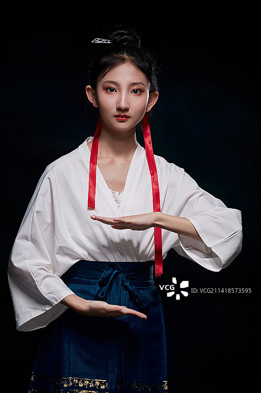 身穿明朝古装汉服的东方少女图片素材