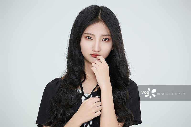 白色背景下做各种面部表情的可爱亚洲少女图片素材