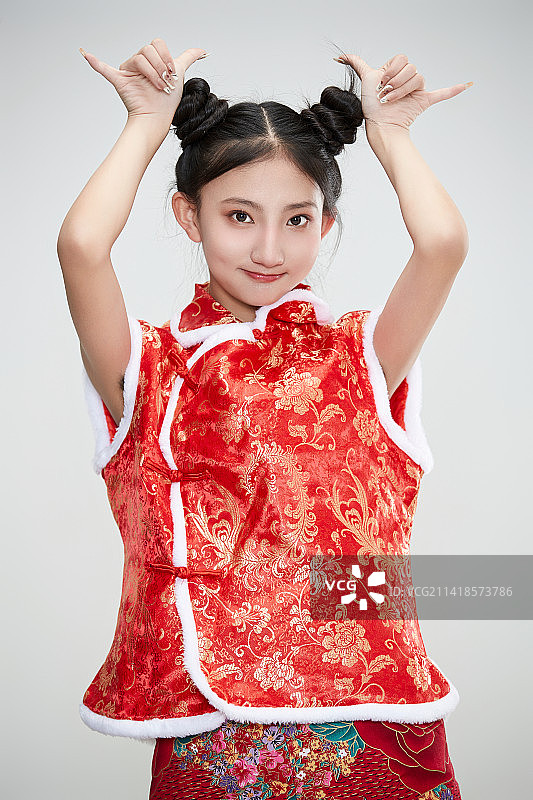 白色背景下身穿喜庆传统服饰的亚洲可爱少女图片素材