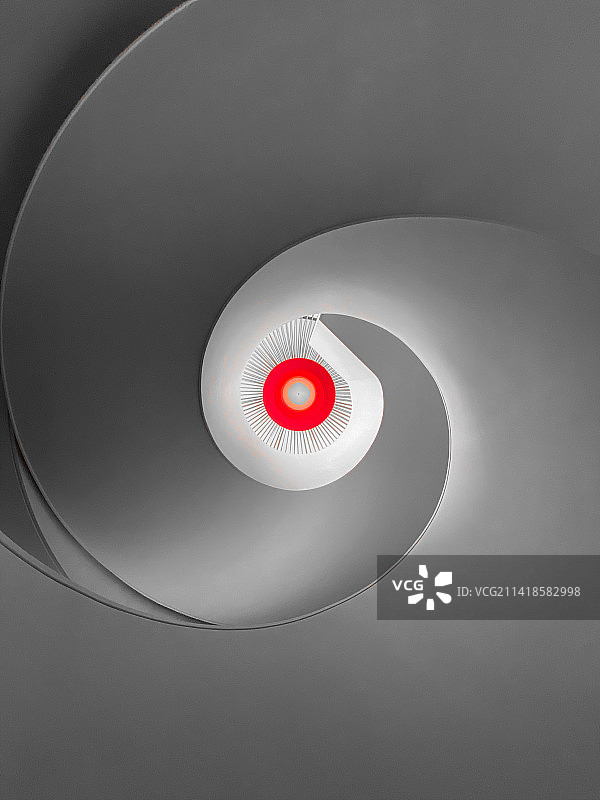 螺旋楼梯的高角度视图图片素材