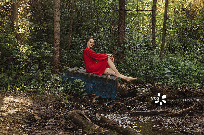 坐在蓝色小船上的年轻女子，俄罗斯图片素材