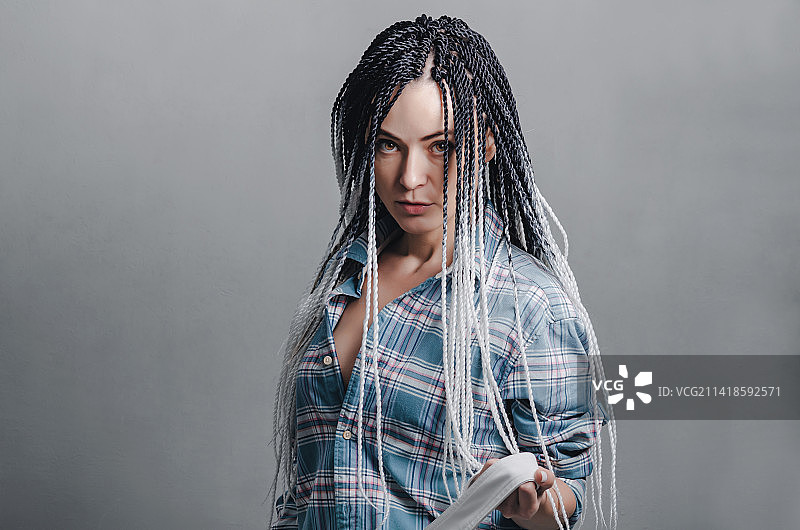 灰色背景下留着脏辫发型的女人肖像图片素材