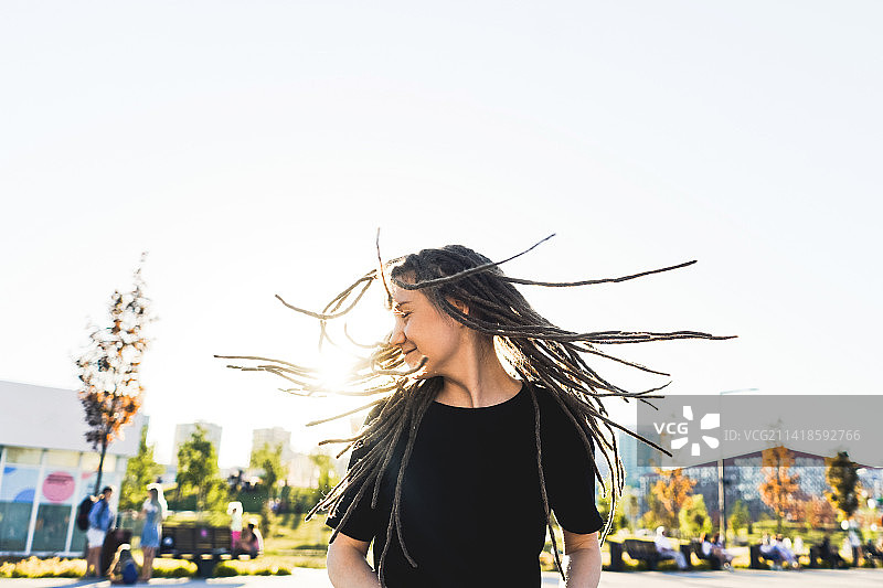 留着脏辫的快乐年轻女子特写，俄罗斯图片素材