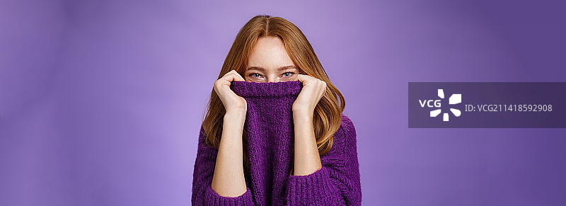 期待冬天的女孩，用舒适的微笑来迎接温暖图片素材
