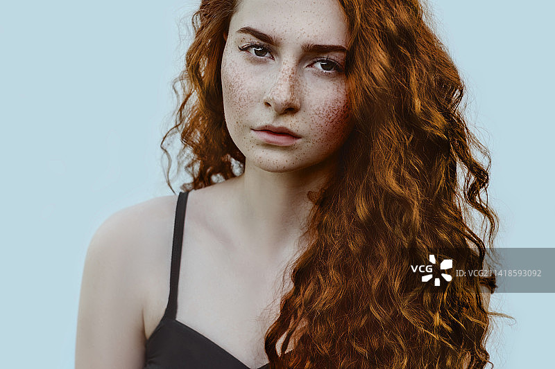 红色卷发的女子人像，俄罗斯图片素材
