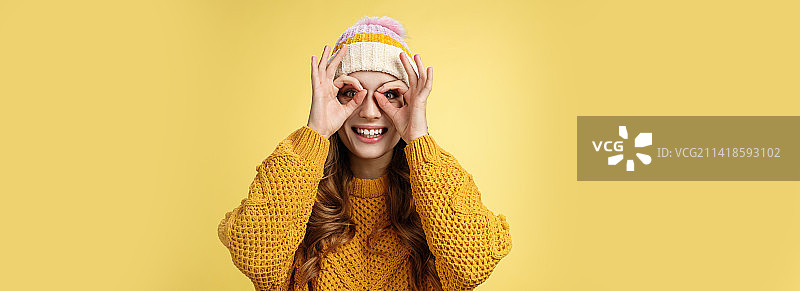 惊讶的、有趣的、感兴趣的有魅力的年轻欧洲女人图片素材