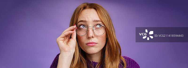 戴眼镜的可爱年轻红发女教师图片素材