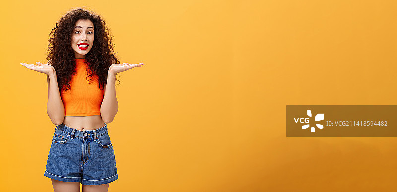 无知的时髦欧洲卷发女性图片素材