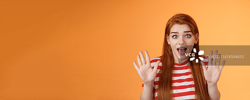 震惊、缺乏安全感、焦虑的红发女人恳求无罪，试图冷静下来图片素材