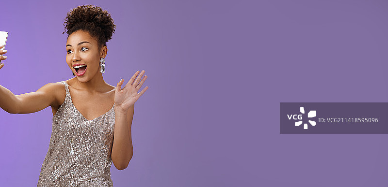 时尚自信的非裔美国妇女身穿银色闪光服饰图片素材