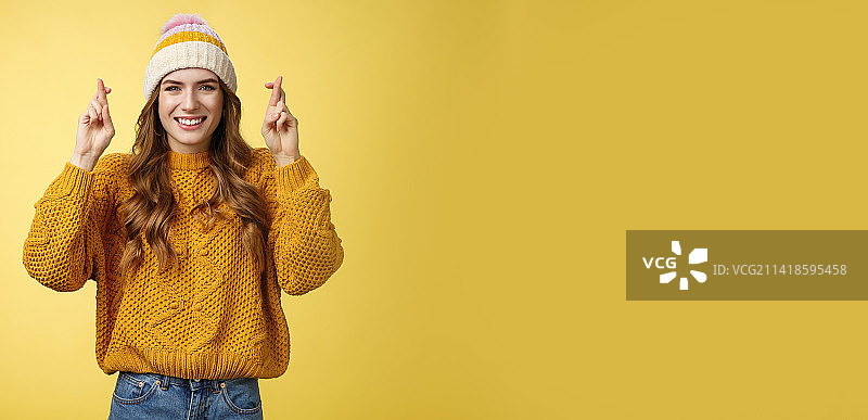 祈祷的年轻时尚女大学生图片素材