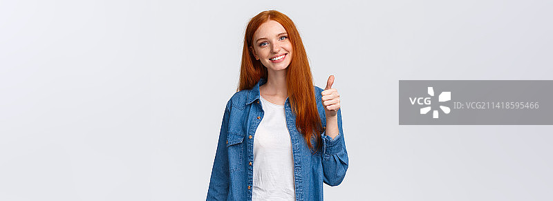 微笑的年轻女人在白色背景下手势图片素材