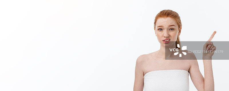 以白色为背景的年轻女子肖像图片素材