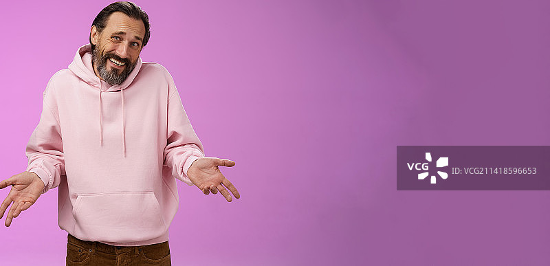 耸肩摊手的成熟男人肖像图片素材