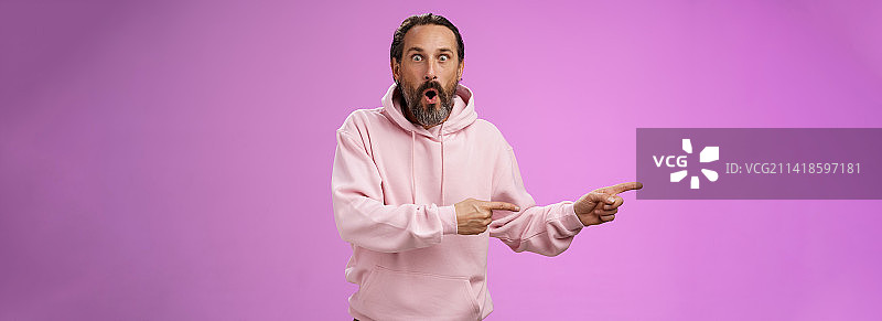 惊讶好奇的年长灰发胡须男图片素材