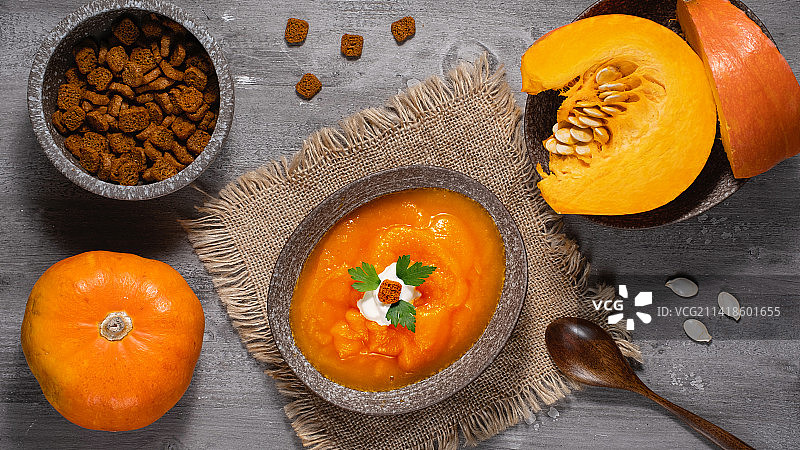 配有面包丁和莳萝的南瓜浓汤图片素材