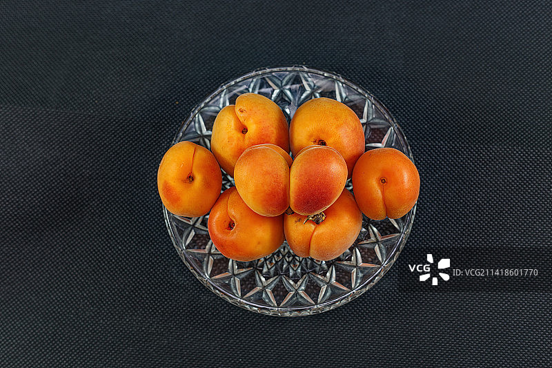 俄罗斯：桌上篮子里的橙子高角度视图图片素材