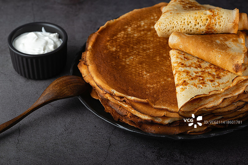 俄式薄煎饼配鲜奶油（斯塔夫罗波尔，俄罗斯）图片素材