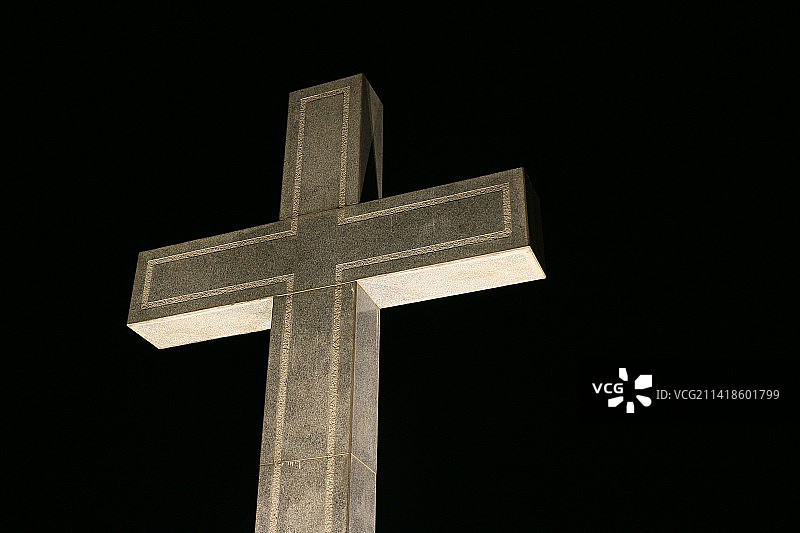 黑色背景下的十字架特写图片素材