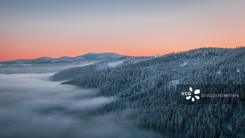 波兰贝斯基德山脉冬季的彩色清晨图片素材
