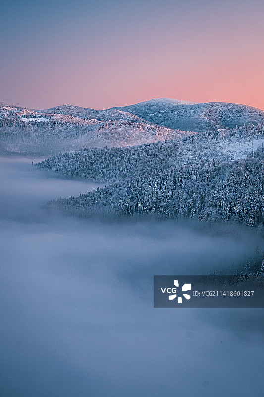 波兰贝斯基德山脉冬季的彩色清晨图片素材