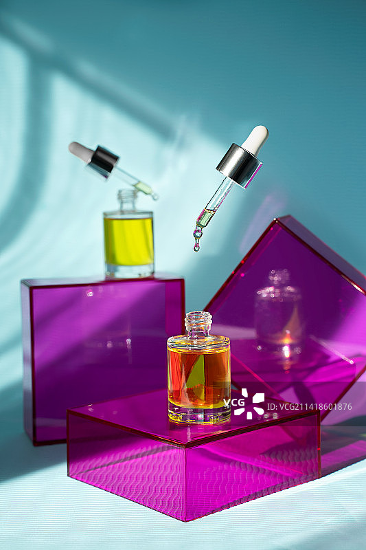 粉色讲台蓝色背景上的黄色油，法国斯特拉斯堡图片素材