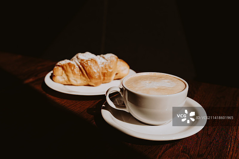 带有拉花和羊角面包的卡布奇诺（乌克兰基辅）图片素材