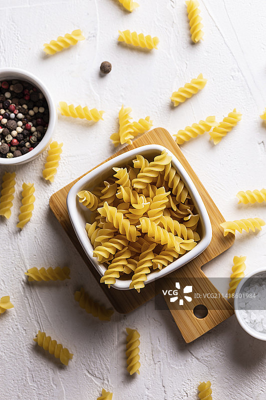 桌子上碗中各种意大利面俯视图，俄罗斯图片素材