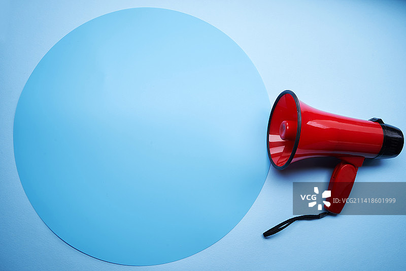 蓝色背景下的红色扩音器，马来西亚图片素材