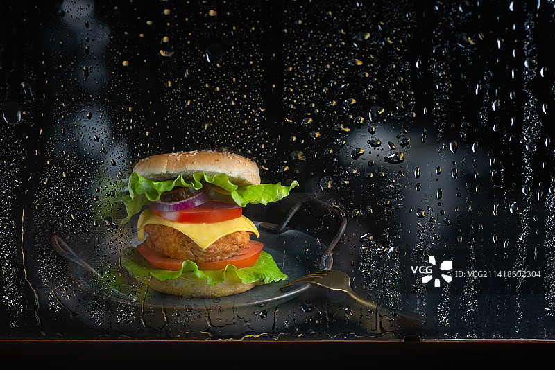 桌子上玻璃杯里的汉堡特写，俄罗斯斯塔夫罗波尔图片素材