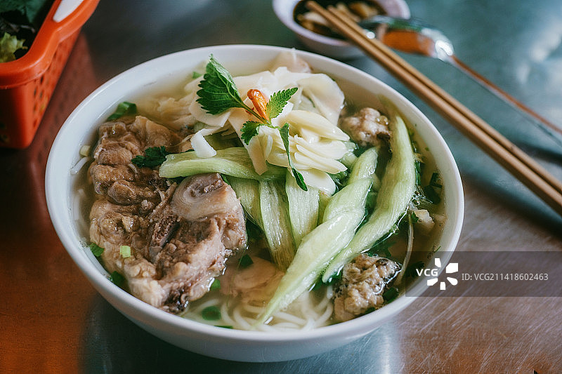 印度尼西亚桌上碗里的食物高角度俯瞰图片素材