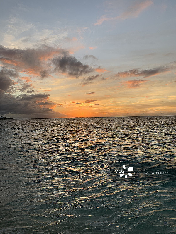 特克斯和凯科斯群岛格雷斯湾日落时分的海景图片素材