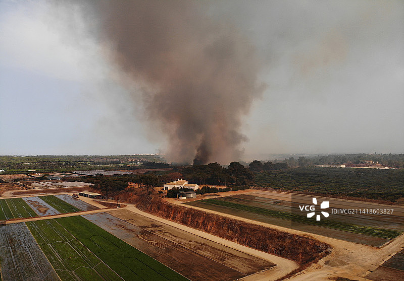 葡萄牙金塔湖的野火蔓延图片素材