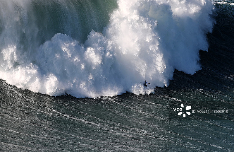 葡萄牙莱里亚纳扎雷海浪美景图片素材