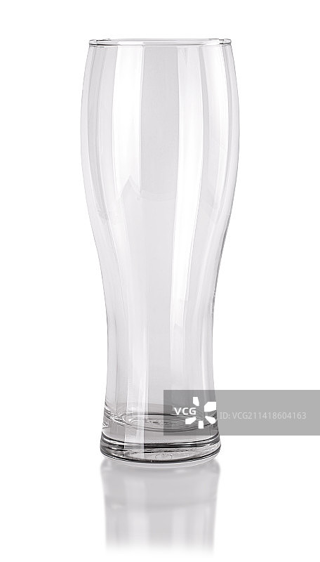 白色背景上带有反射的玻璃高脚杯图片素材