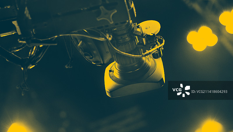 用于拍摄、录制和广播的起重机三脚架上的电视摄像机，泰国曼谷图片素材