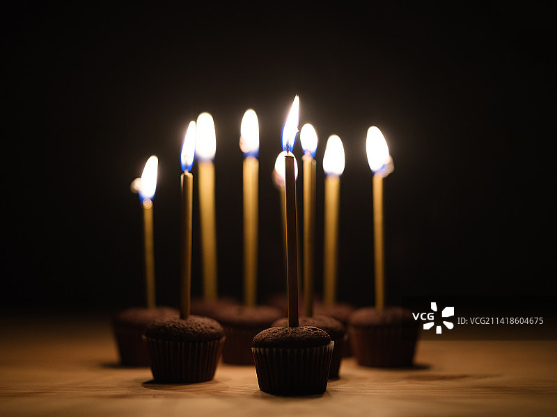 黑色背景上燃烧的生日蜡烛，土耳其图片素材