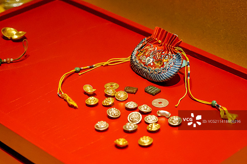 春节古典压岁钱红包锦囊特写图片素材
