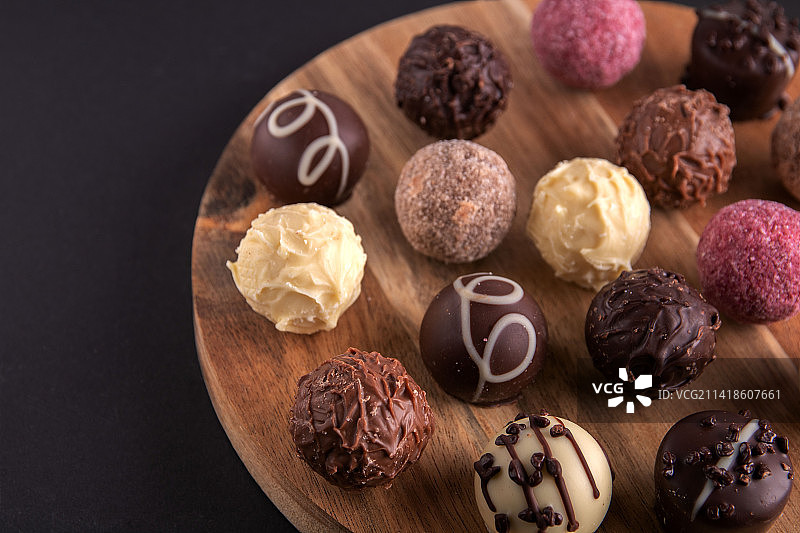 立陶宛餐桌上的甜点俯视图图片素材