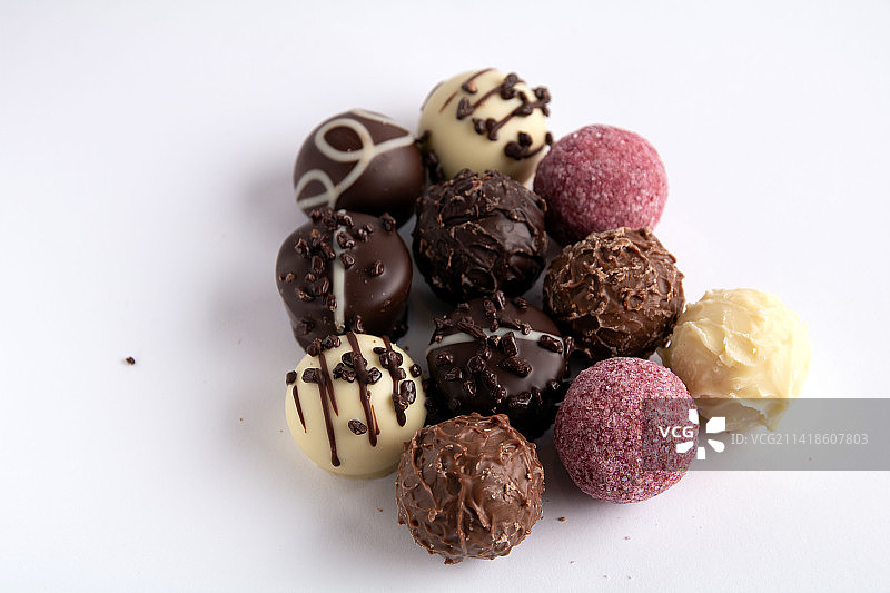 白色背景下的巧克力甜点特写，立陶宛图片素材