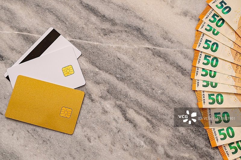 50欧元纸币和银行卡特写概念图片素材