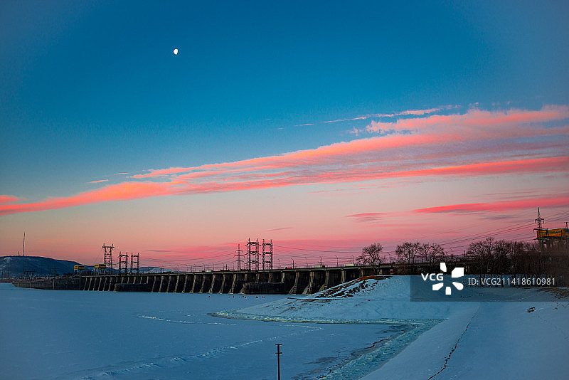 俄罗斯萨马拉州陶里亚蒂日落雪景风光图片素材