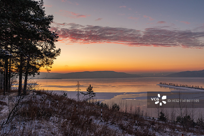 俄罗斯萨马拉州陶里亚蒂日落海景图片素材