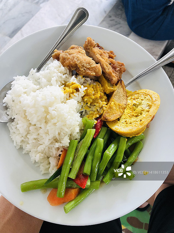 印度尼西亚西爪哇茂物县，盘子里盛着的食物（高角度视角）图片素材