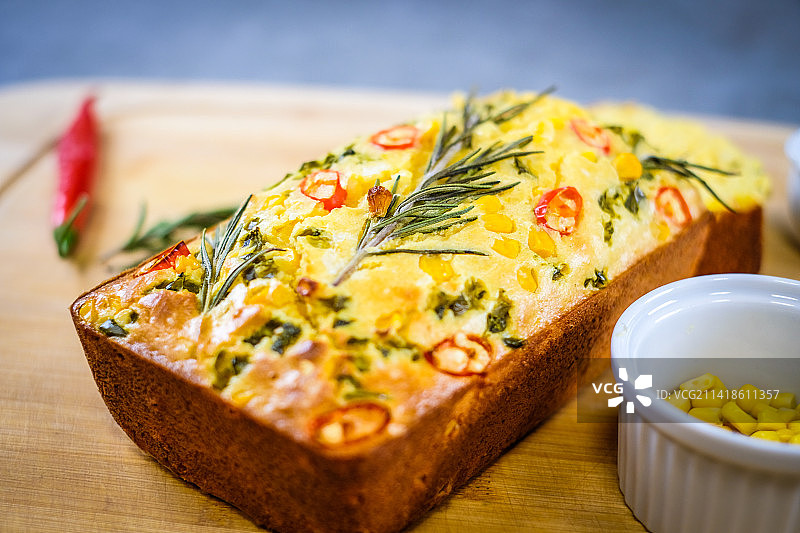 搭配红辣椒的新鲜出炉的玉米面包图片素材