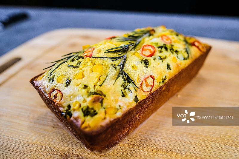 搭配红辣椒的新鲜出炉的玉米面包图片素材