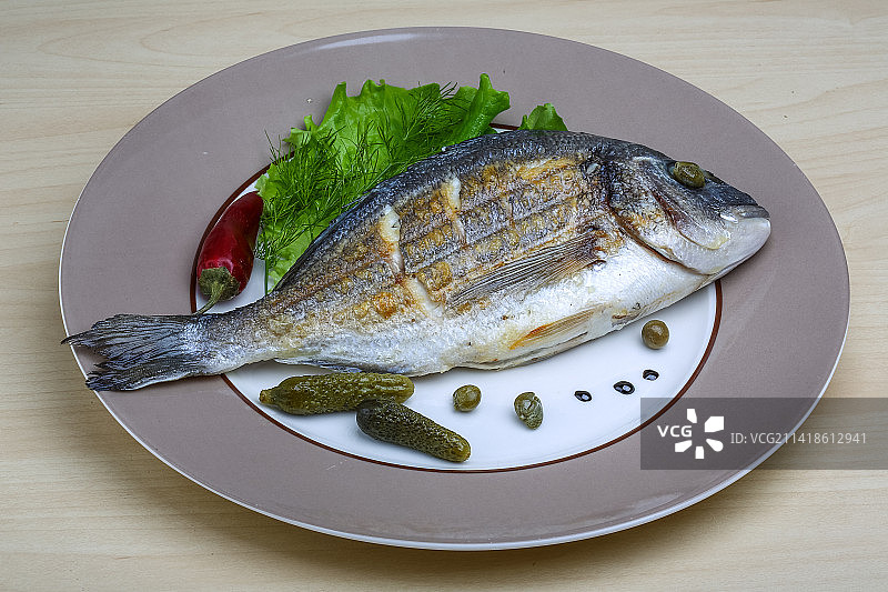 罗马尼亚阿拉德餐盘中的鲷鱼图片素材
