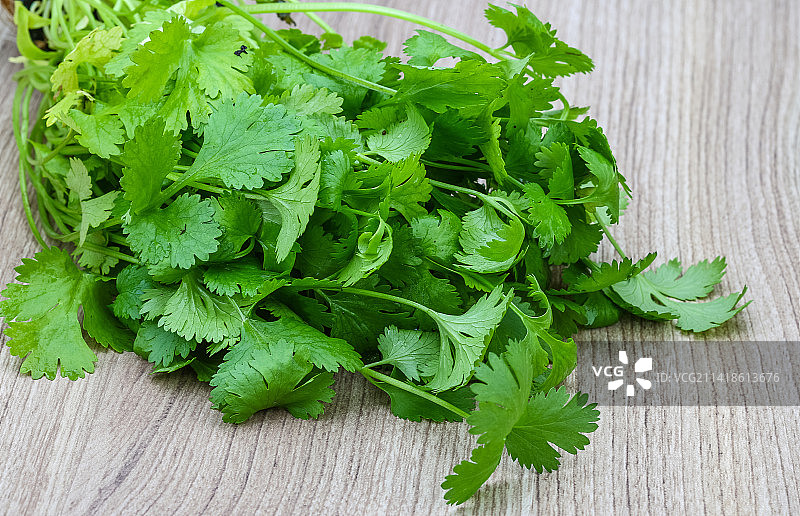 罗马尼亚阿拉德市桌面上的香菜俯视图图片素材