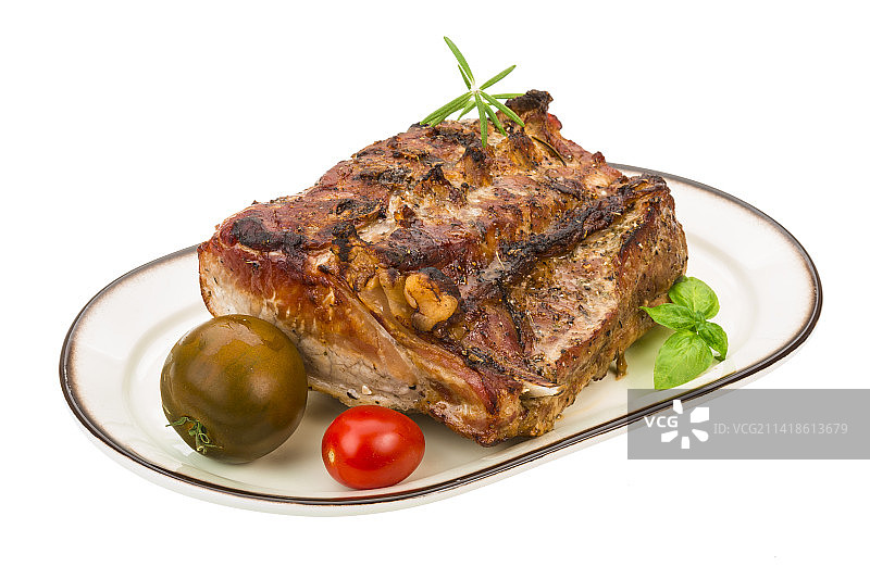 白色背景盘中肉的特写，罗马尼亚阿拉德图片素材