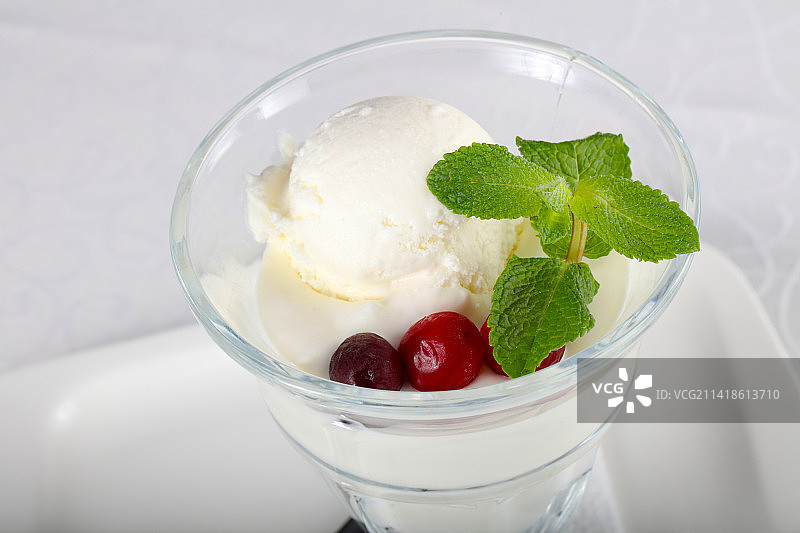 桌子上玻璃杯里的冰淇淋特写，罗马尼亚阿拉德图片素材
